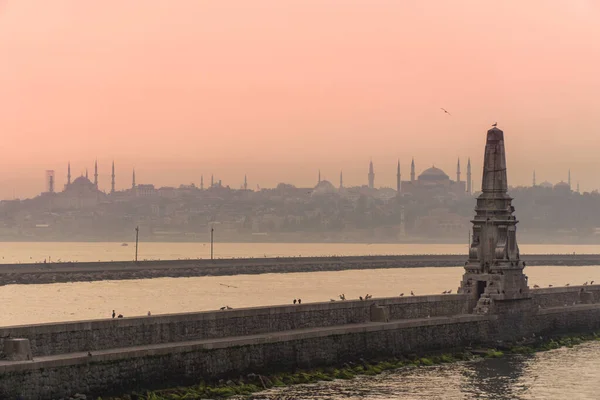 İstanbul ve Boğaz, gün batımında deniz manzarası çok güzel. — Stok fotoğraf