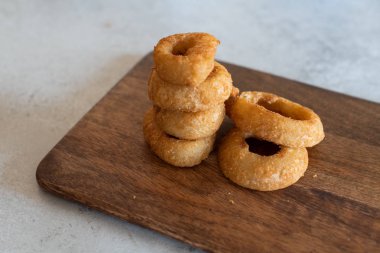 Ev yapımı, lezzetli soğan halkaları.