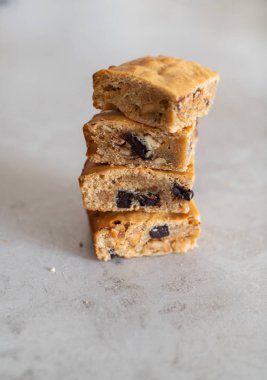 Fıstık ezmeli ve beyaz çikolatalı sarışın browniler. Ev delisi