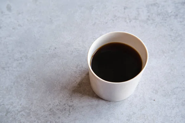 Tasse Schwarzer Kaffee Einem Handgemachten Weißen Keramikbecher Weißer Marmorhintergrund — Stockfoto