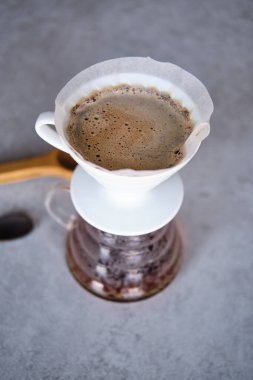 Pour üzerinde kahve hario V60 damlatıcı ile yapma