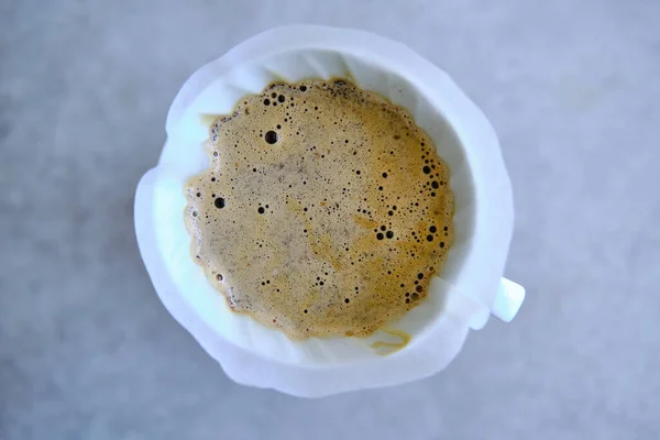Mit Einem Kaffeetropfen Über Den Kaffee Gießen — Stockfoto