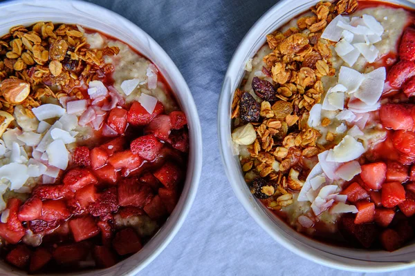 健康的素食家庭自制早餐 燕麦片 配草莓酱 椰子和燕麦 — 图库照片