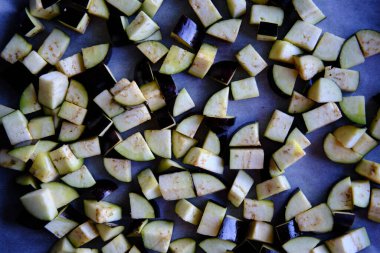 Kesme tahtasında doğranmış patlıcan.