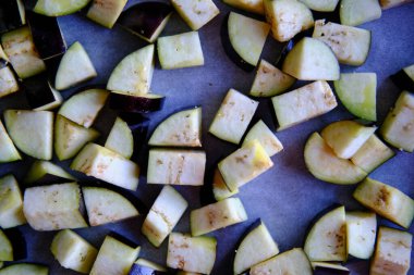 Kesme tahtasında doğranmış patlıcan.