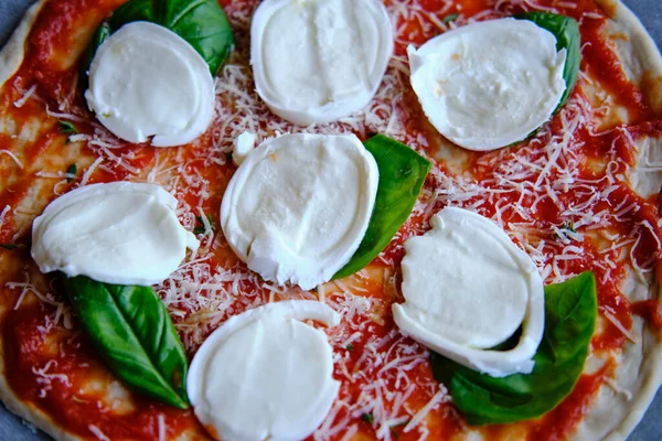 Fazendo Pizza Margherita Casa — Fotografia de Stock