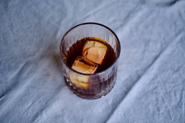 İki buzlu soğuk kahve, soğuk kahve konsepti.