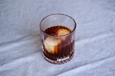 İki buzlu soğuk kahve, soğuk kahve konsepti.