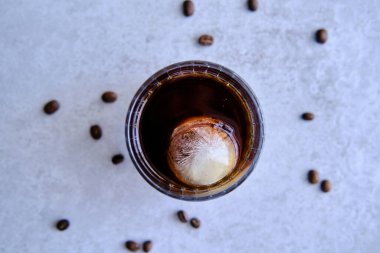 İki buzlu soğuk kahve, ferahlatıcı soğuk kafein takviyesi.