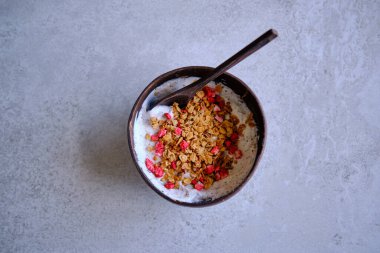 Yoğurtlu çilekli granola, sağlıklı atıştırmalık.