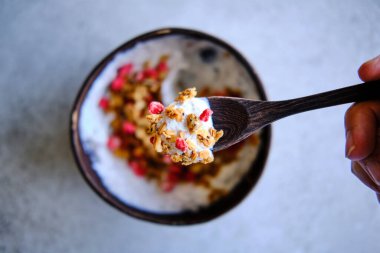 Yoğurtlu çilekli granola, sağlıklı atıştırmalık.