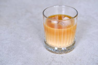 İrlanda kremalı soğuk kahve, alkollü ferahlatıcı yaz içeceği.