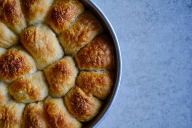 Peynirli Burek, geleneksel Türk çorbası ve peynirle dolu lezzetli hamur işi.