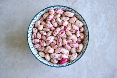 Hasat edilmiş pinto fasulyesi namı diğer kızılcık fasulyesi veya böbrek fasulyesi.