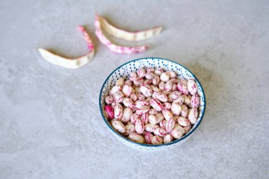 Hasat edilmiş pinto fasulyesi namı diğer kızılcık fasulyesi veya böbrek fasulyesi.