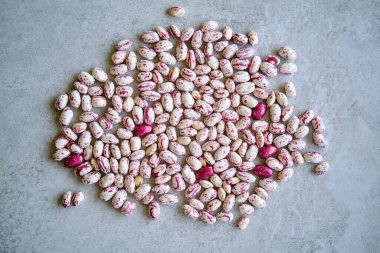 Hasat edilmiş pinto fasulyesi namı diğer kızılcık fasulyesi veya böbrek fasulyesi.