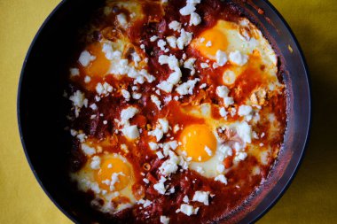Shakshuka kızartma tavasında. Baharatlı domates soslu haşlanmış yumurta..