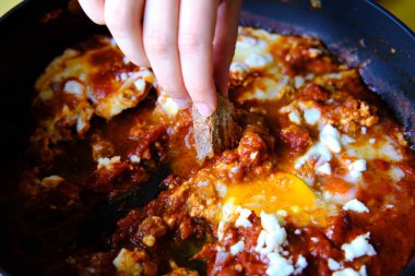 Shakshuka kızartma tavasında. Baharatlı domates soslu haşlanmış yumurta..