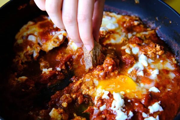 Shakshuka kızartma tavasında. Baharatlı domates soslu haşlanmış yumurta..
