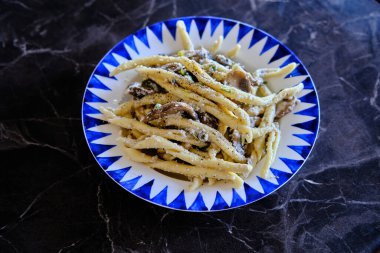 Lezzetli mantar ve ricotta ile ev yapımı trofie makarna.