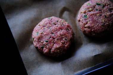 Hamburger köftesi, çiğ hamburger. Ev yapımı hamburger yapma kavramı.