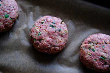 Hamburger köftesi, çiğ hamburger. Ev yapımı hamburger yapma kavramı.