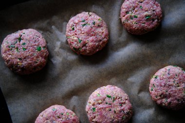 Hamburger köftesi, çiğ hamburger. Ev yapımı hamburger yapma kavramı.