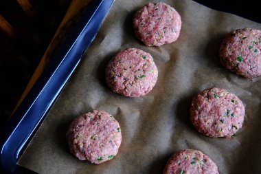 Hamburger köftesi, çiğ hamburger. Ev yapımı hamburger yapma kavramı.