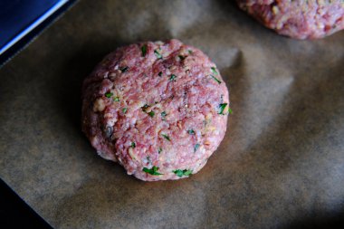 Hamburger köftesi, çiğ hamburger. Ev yapımı hamburger yapma kavramı.