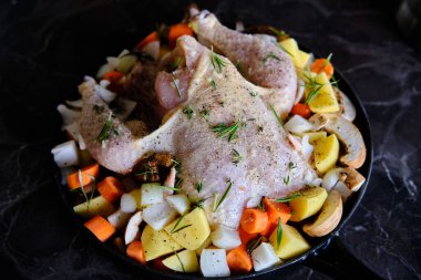 Sebzeli ve mantarlı tam çiğ tavuk, pişirmeye hazır. Evde tavuk pişiriyorum..