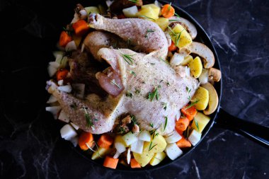 Sebzeli ve mantarlı tam çiğ tavuk, pişirmeye hazır. Evde tavuk pişiriyorum..