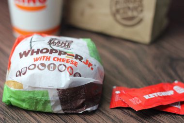 Bangkok, Tayland - 23 Ocak 2024: Burger King Whopper 'ı çizburger ve içeceklerle kapatın