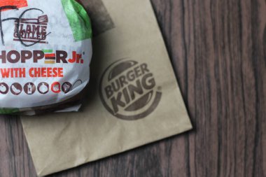Bangkok, Tayland - 23 Ocak 2024: Burger King Whopper 'ı çizburger ve içeceklerle kapatın