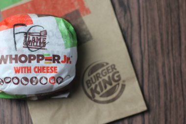 Bangkok, Tayland - 23 Ocak 2024 Burger King Whopper 'ı çizburger ve içeceklerle kapatın ve içinde Burger King logosu olan kahverengi bir çanta..