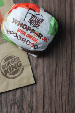 Bangkok, Tayland - 23 Ocak 2024 Burger King Whopper 'ı çizburger ve içeceklerle kapatın ve içinde Burger King logosu olan kahverengi bir çanta..