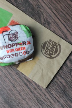 Bangkok, Tayland - 23 Ocak 2024 Junior Whopper Cheese çok lezzetli bir Burger King menüsü. Burger King restoranında meşrubat ile servis edilir.