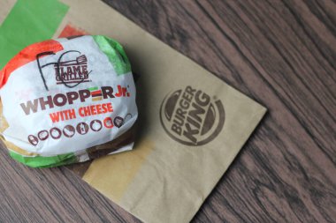 Bangkok, Tayland - 23 Ocak 2024 Burger King Whopper 'ı çizburger ve içeceklerle kapatın ve içinde Burger King logosu olan kahverengi bir çanta..