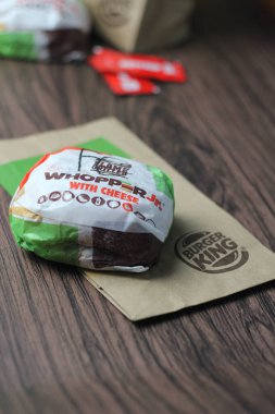 Bangkok, Tayland - 23 Ocak 2024 Junior Whopper Cheese çok lezzetli bir Burger King menüsü. Burger King restoranında meşrubat ile servis edilir.
