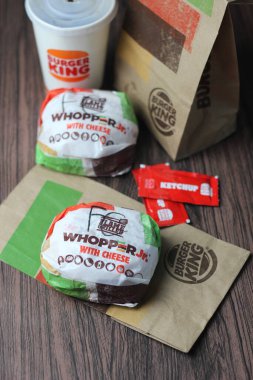 Bangkok, Tayland - 23 Ocak 2024 Junior Whopper Cheese çok lezzetli bir Burger King menüsü. Burger King restoranında meşrubat ile servis edilir.