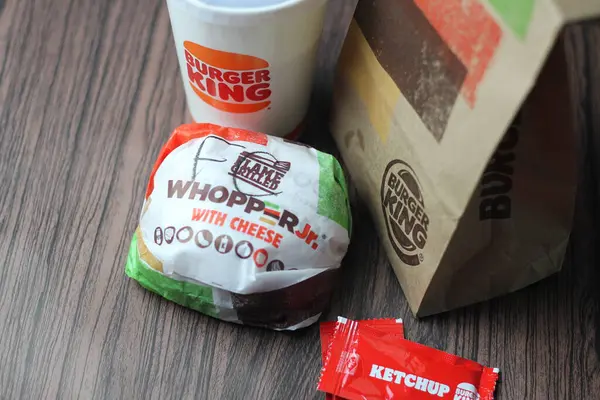 Bangkok, Tayland - 23 Ocak 2024: Burger King Whopper 'ı çizburger ve içeceklerle kapatın