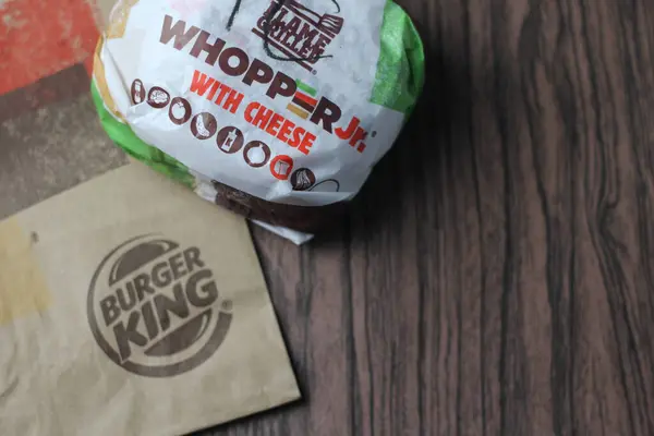 Bangkok, Tayland - 23 Ocak 2024 Burger King Whopper 'ı çizburger ve içeceklerle kapatın ve içinde Burger King logosu olan kahverengi bir çanta..