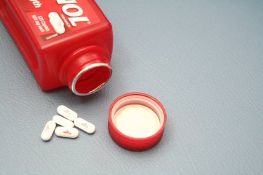 wa usa, 09 23 2025: Tylenol Extra Strength 500mg caplets for adults in a red bottle, pain relief and fever reducer.