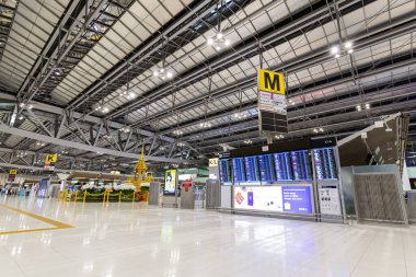 Bangkok, Tayland-6 Ağustos 2020 - Suvarnabhumi Uluslararası Havalimanı 'nda COVID19 salgını ve tecrit politikası etkisi. 19 salgın etkisi havayolu ve uluslararası hava taşımacılığı