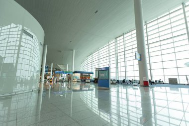 Incheon, Güney Kore-Ağustos 7-2020: Incheon Uluslararası Havalimanı 'ndaki Terminal 2' nin COVID-19 salgını ve tecrit politikasından hiçbir insan etkisi bulunmamaktadır. Incheon Uluslararası Havalimanı 'ndaki Terminal 2, Skytrax tarafından 2020 yılında Dünya En İyi Havaalanı seçildi..