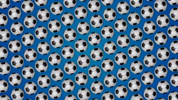 サッカー サッカー青い背景パターンのボールが転がり — ストック動画