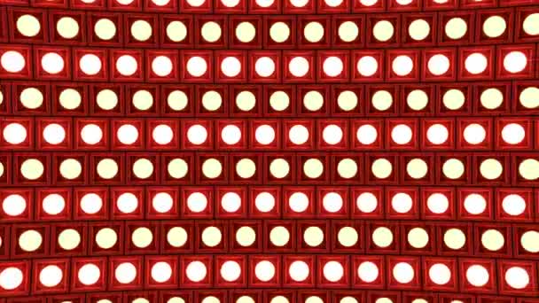 Luces intermitentes bombillas de pared patrón horizontal etapa de rotación rojo fondo vj bucle — Vídeos de Stock