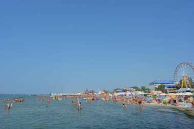 Mavi gökyüzü ve dalgalar Karadeniz, rekreasyon ve eğlence ile plaj müzisyenler