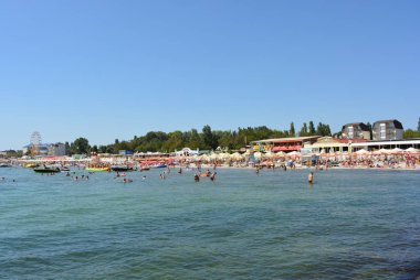 Mavi gökyüzü ve dalgalar Karadeniz, rekreasyon ve eğlence ile plaj müzisyenler