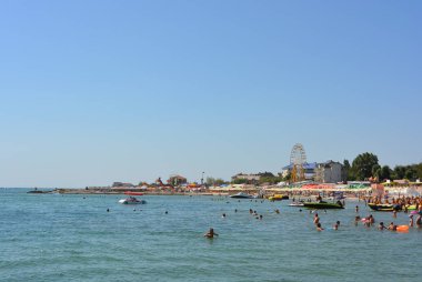 Mavi gökyüzü ve dalgalar Karadeniz, rekreasyon ve eğlence ile plaj müzisyenler.