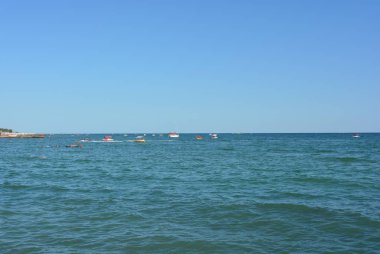  Karadeniz ve deniz suyu, parlak ve renkli yaz sahilde turistler ile güzel bir yumuşak mavi gökyüzü